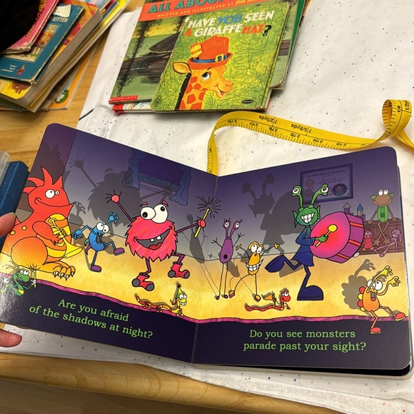 🍀2/10.00🍀 A Light on the Night board book, like new - Picture 5 of 7